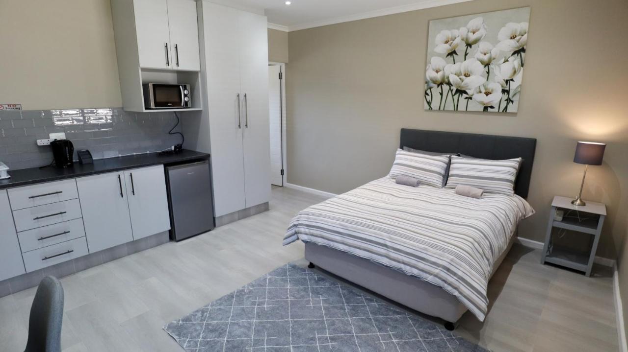 Guest Suite, Port Elizabeth * Lorraine